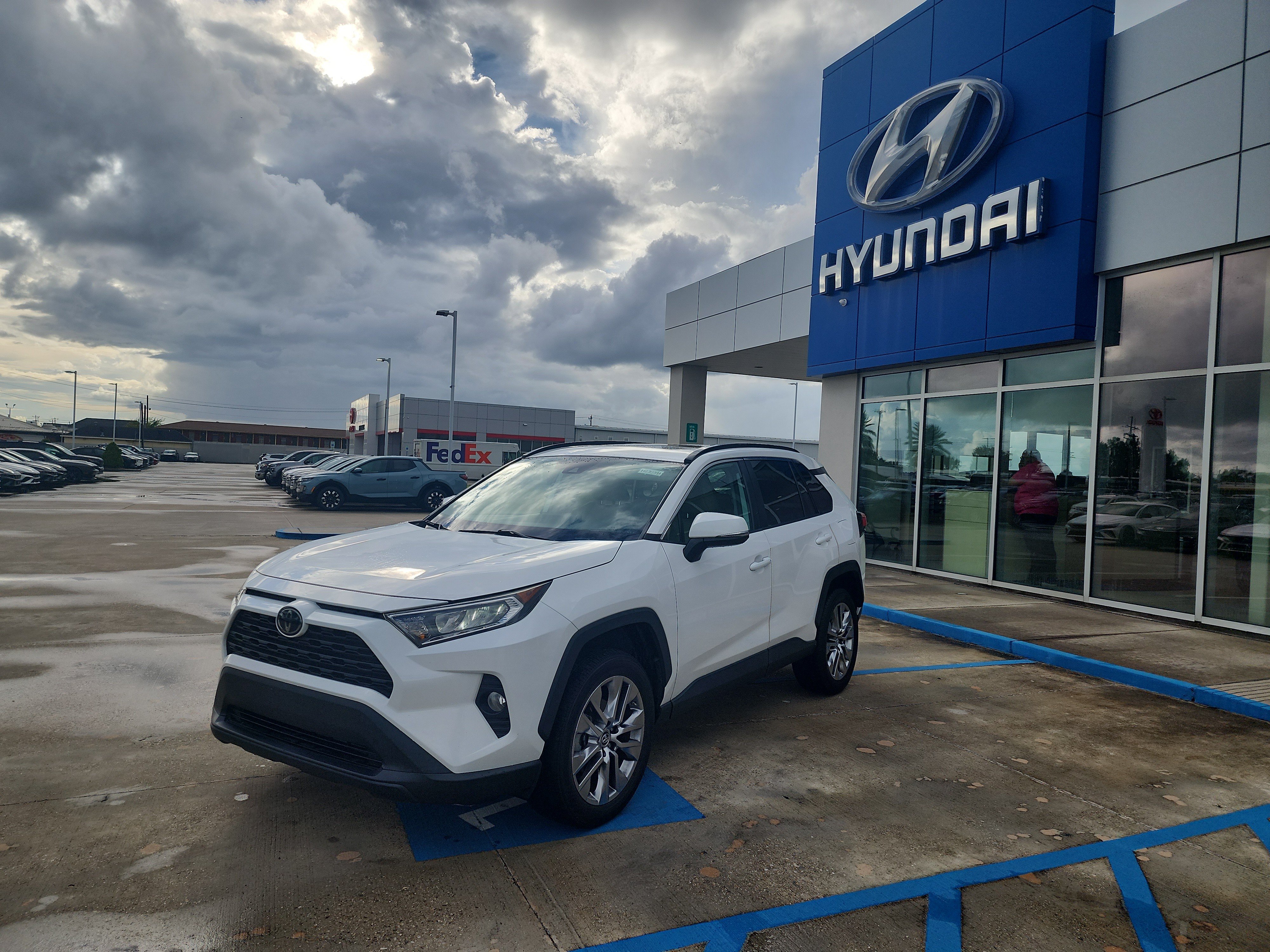 Used 2019 Toyota RAV4 XLE Premium FWD image 3