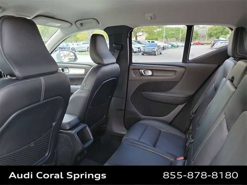 Used 2020 Volvo XC40 T4 Momentum image 12