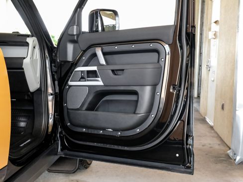 Used 2022 Land Rover Defender 110 X-Dynamic SE AWD/4WD image 46