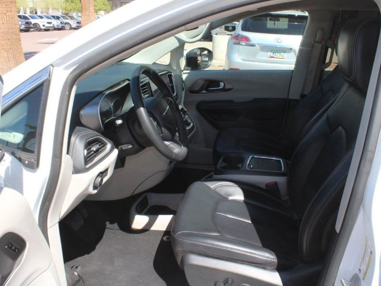 Used 2023 Chrysler Pacifica Touring-L FWD image 13