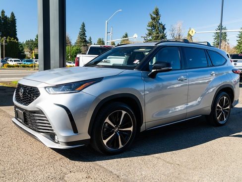 Used 2021 Toyota Highlander XSE image 3