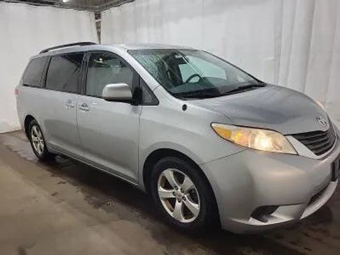 Used 2014 Toyota Sienna LE image 6