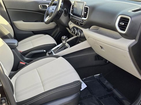 Certified 2024 Hyundai Venue SEL image 16