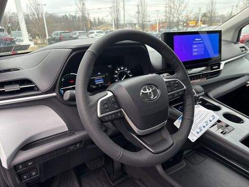 New 2026 Toyota Sienna XLE image 29
