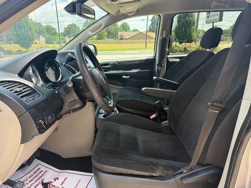 Used 2019 Dodge Grand Caravan SE FWD image 10