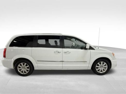 Used 2015 Chrysler Town & Country Touring w/ Driver Convenience Group image 6