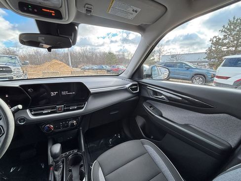 Used 2025 Chevrolet TrailBlazer LT w/ Driver Confidence Package image 33