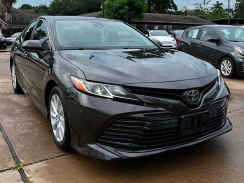 Used 2018 Toyota Camry LE FWD image 3