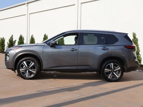 Used 2025 Nissan Rogue SL FWD image 3