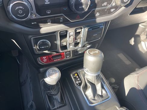 Used 2025 Jeep Wrangler Unlimited Rubicon AWD/4WD image 16
