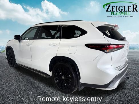 Used 2024 Toyota Highlander XSE AWD/4WD image 3
