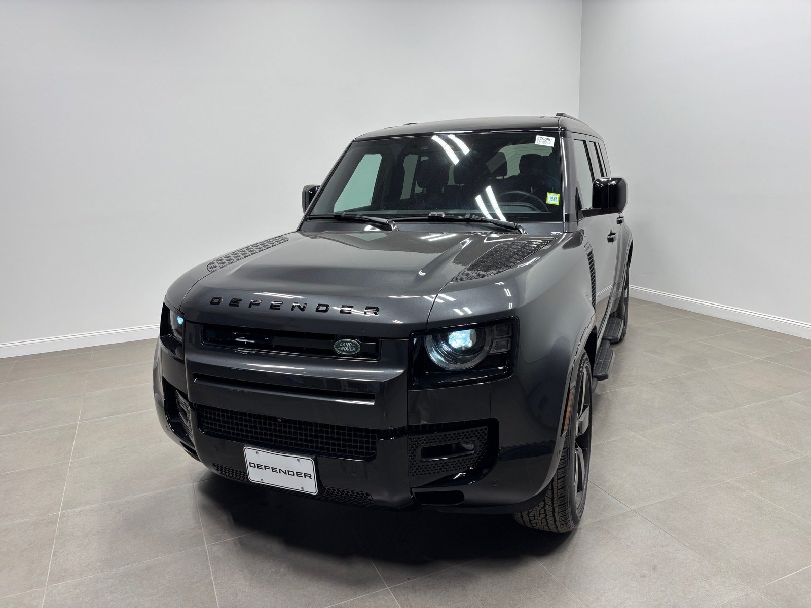 Used 2025 Land Rover Defender 110 X-Dynamic SE AWD/4WD image 2