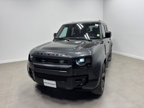 Used 2025 Land Rover Defender 110 X-Dynamic SE AWD/4WD image 2