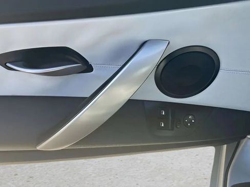 Used 2005 BMW Z4 2.5i image 24