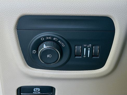 Used 2024 Jeep Grand Cherokee Limited image 17