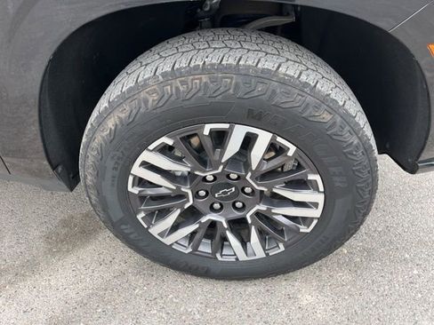 Used 2025 Chevrolet Suburban Z71 image 15