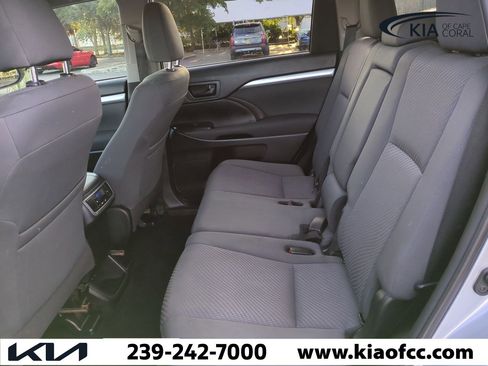 Used 2019 Toyota Highlander LE image 12
