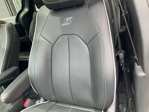 Used 2023 Chrysler Pacifica Limited w/ S Appearance Package FWD image 17