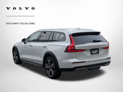 Certified 2025 Volvo V60 B5 Cross Country Plus image 5