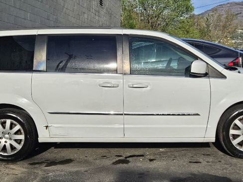 Used 2016 Chrysler Town & Country Touring FWD image 6