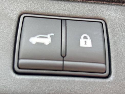 Used 2025 Nissan Rogue SL AWD/4WD image 14