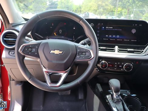 Used 2024 Chevrolet Trax LT w/ LT Convenience Package FWD image 18