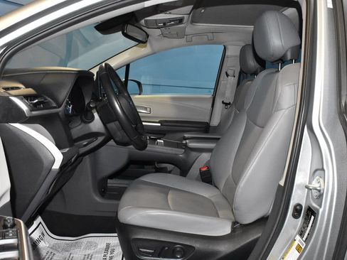 Used 2024 Toyota Sienna XLE FWD image 6