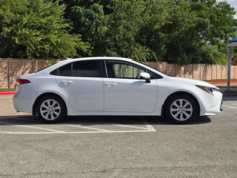 Used 2025 Toyota Corolla LE FWD image 2
