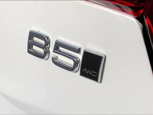 Used 2022 Volvo S60 B5 R-Design image 9