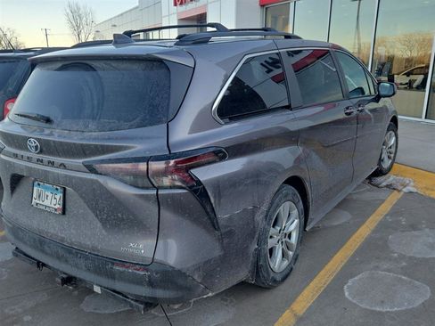 Used 2023 Toyota Sienna XLE image 8