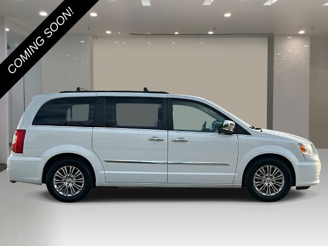 Used 2016 Chrysler Town & Country Touring-L FWD image 5