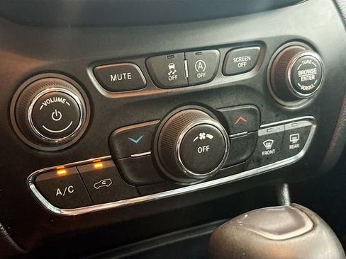 Used 2020 Jeep Cherokee Latitude Plus w/ Cold Weather Group AWD/4WD image 16