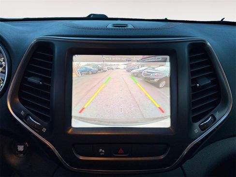 Used 2019 Jeep Cherokee Trailhawk image 9