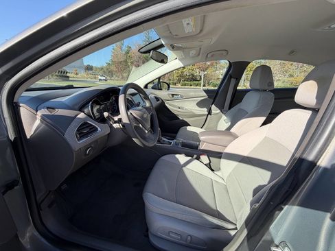 Used 2017 Chevrolet Cruze LT w/ Convenience Package image 11