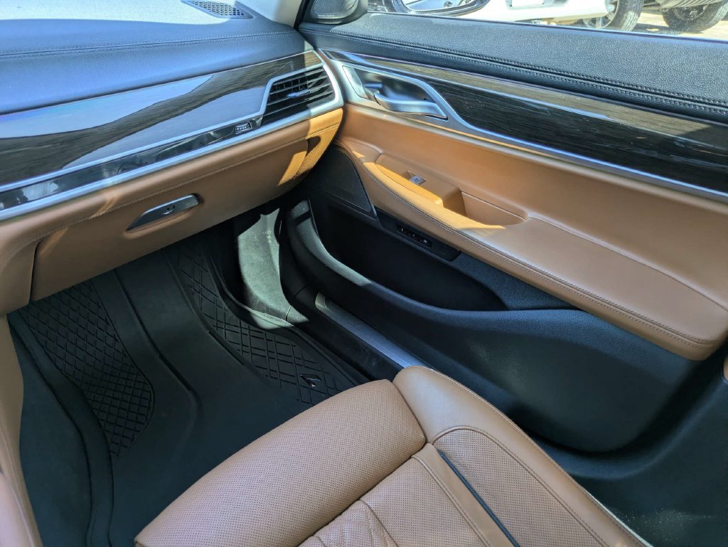 Used 2020 BMW 740i w/ Premium Package RWD image 9