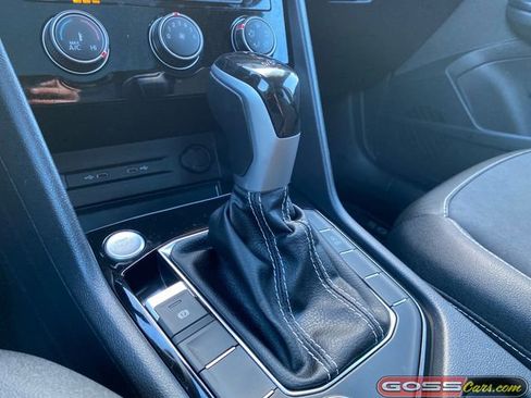 Used 2023 Volkswagen Taos SE w/ Panoramic Sunroof Package image 12