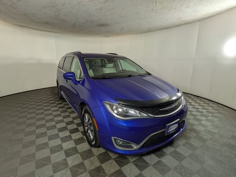 Used 2020 Chrysler Pacifica Touring-L Plus FWD image 5