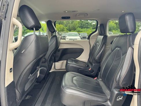 Used 2017 Chrysler Pacifica Touring-L image 25