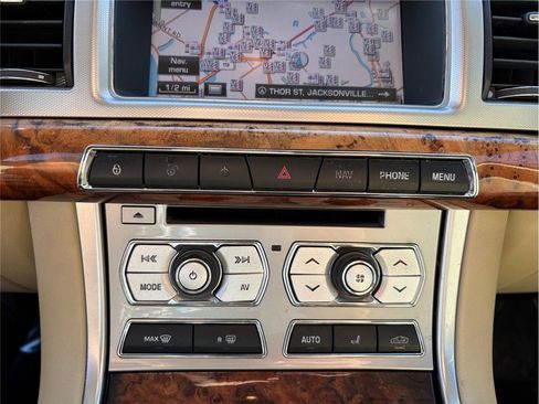 Used 2015 Jaguar XF Premium RWD image 33