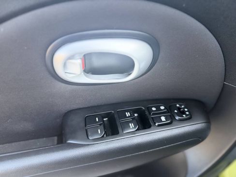 Used 2015 Kia Soul + FWD image 9