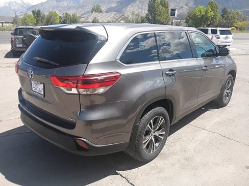 Used 2019 Toyota Highlander LE AWD/4WD image 5