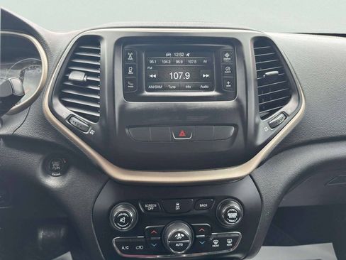 Used 2014 Jeep Cherokee Latitude w/ Comfort/Convenience Group AWD/4WD image 31