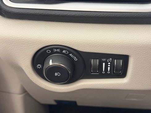 Used 2024 Chrysler Pacifica Touring-L FWD image 19