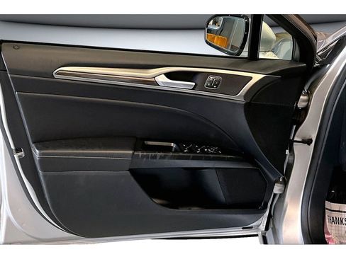 Used 2017 Ford Fusion SE w/ Fusion SE Technology Package FWD image 23