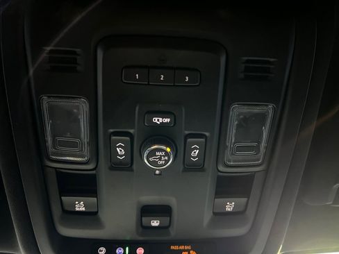 Used 2024 GMC Yukon XL SLT image 36