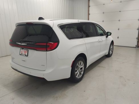 New 2026 Chrysler Pacifica Select image 4
