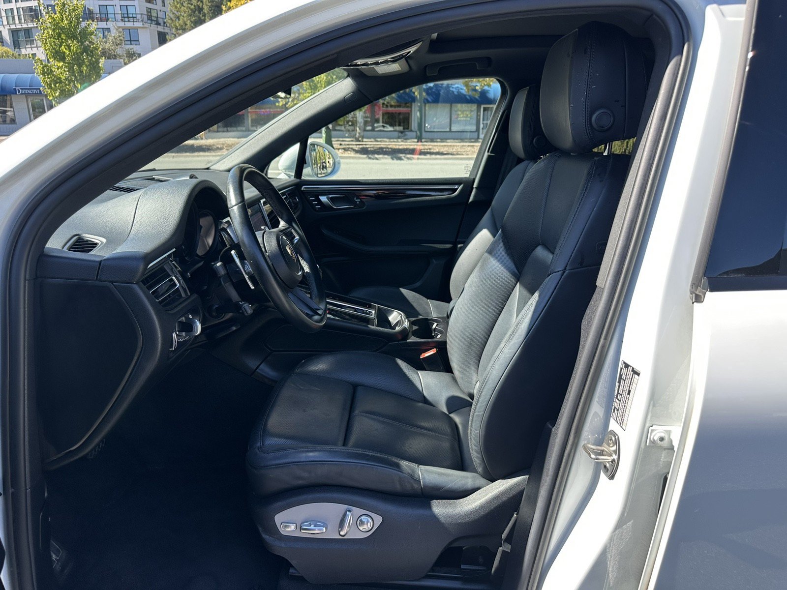 Used 2023 Porsche Macan AWD/4WD image 17