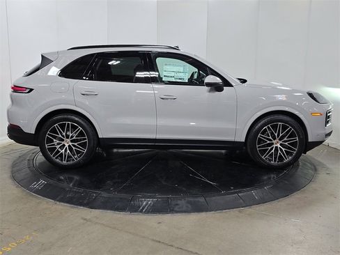 Certified 2025 Porsche Cayenne image 8