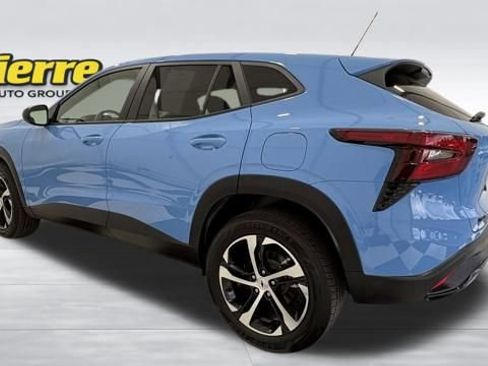 Used 2024 Chevrolet Trax RS w/ Sunroof Package image 2