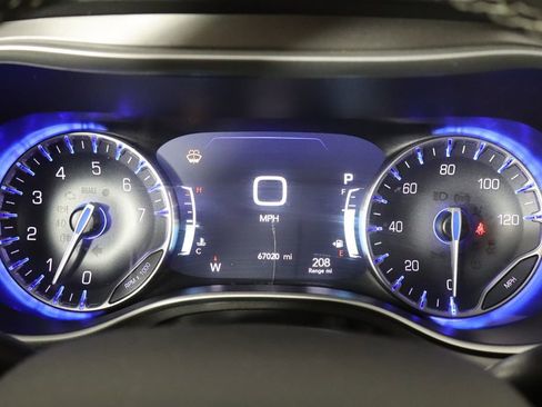 Used 2023 Chrysler Pacifica Touring-L FWD image 11